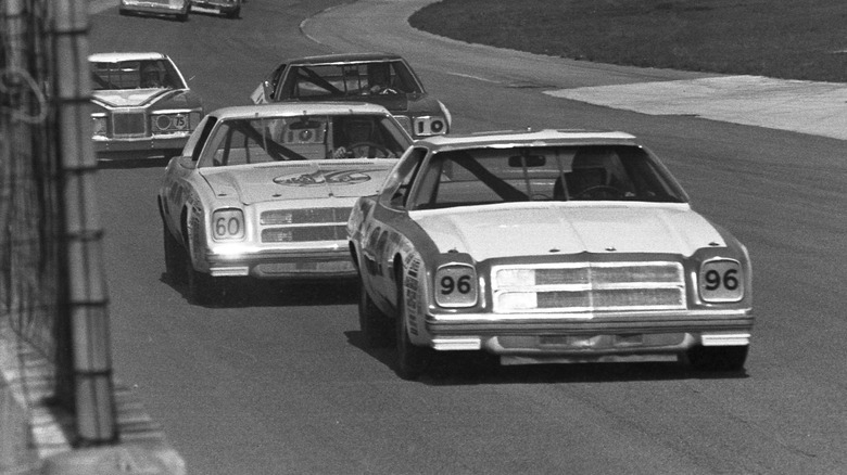 1975 Daytona 500 with old cars on track