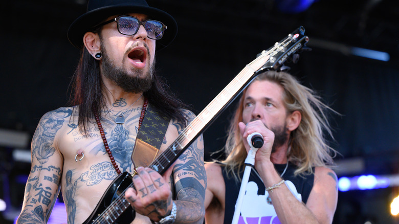 Dave Navarro and Taylor Hawkins performing 