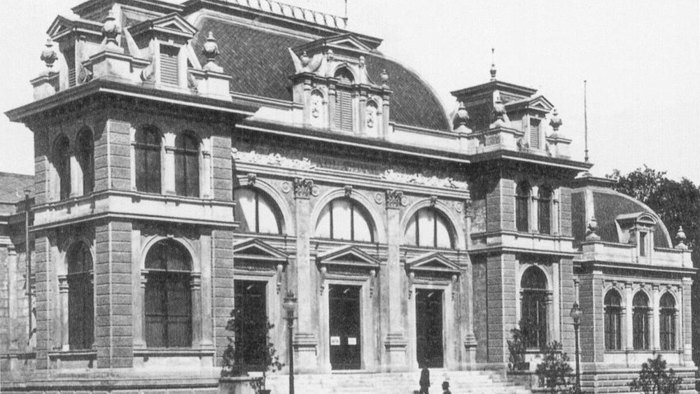 front facade of Dept of Experimental biology building