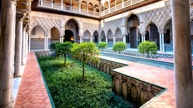 olde timey garden spain