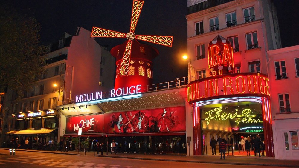 The exterior of the Moulin Rouge at night