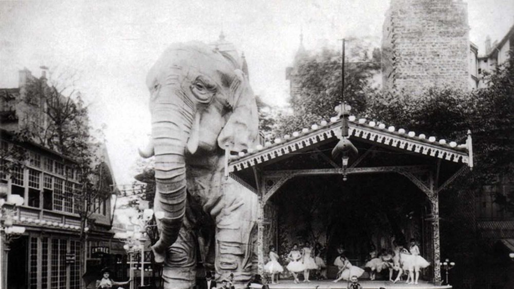 The elephant and gardens of the Moulin Rouge in 1900