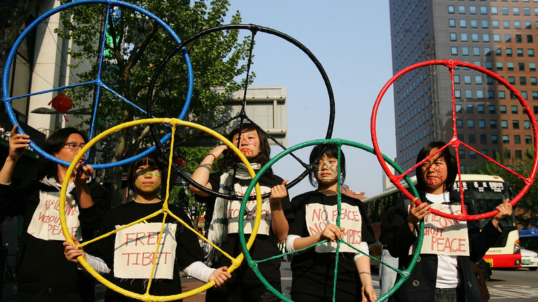 2008 olympics protests with rings