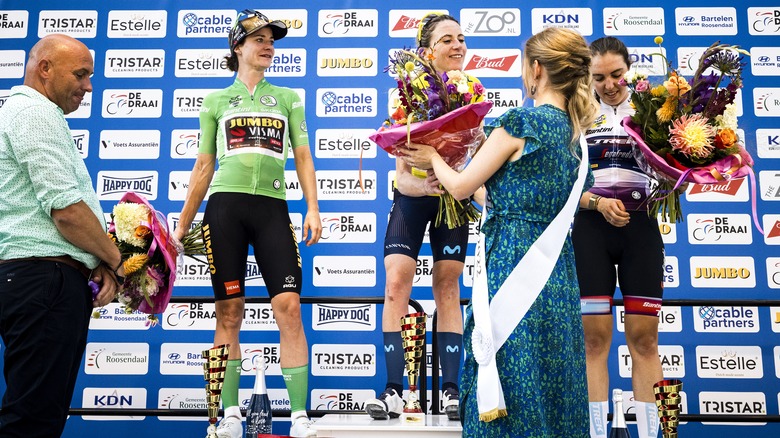  Annemiek van Vleuten getting flowers