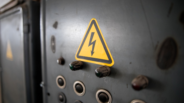 Danger of electrocution sign