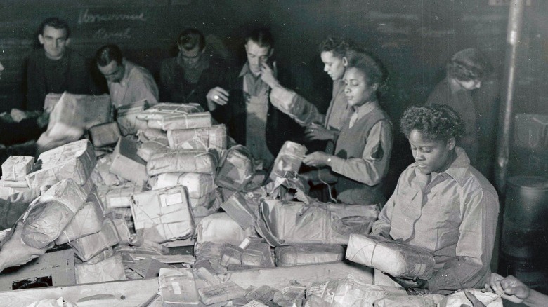 The 6888 sorting mail in France