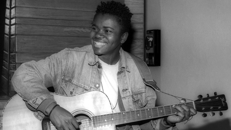 young Tracy Chapman smiling guitar