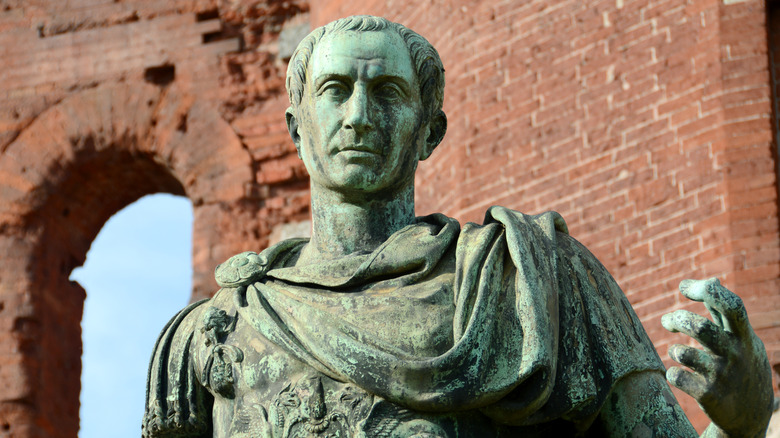 Julius Caesar in front of the Porta Palatina