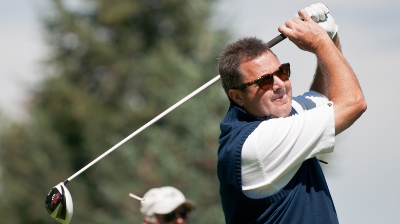 Vince Gill playing golf