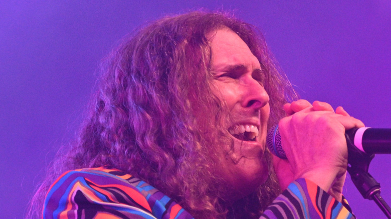 Weird Al Yankovic and Will Forte sing on stage.