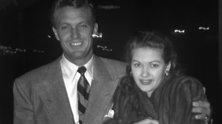 Robert Stack arm around Yvonne De Carlo