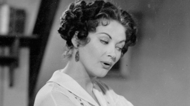 Yvonne De Carlo singing