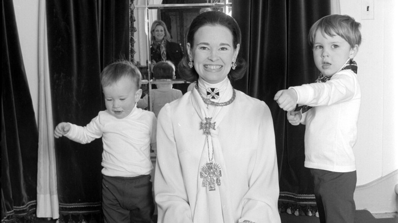 Gloria Vanderbilt posing with sons