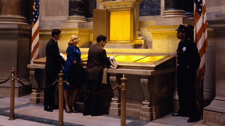 People examine Declaration of Independence