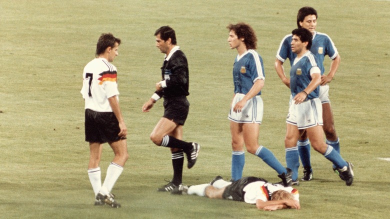 Ref sends Pedro Monzon off in the World Cup final