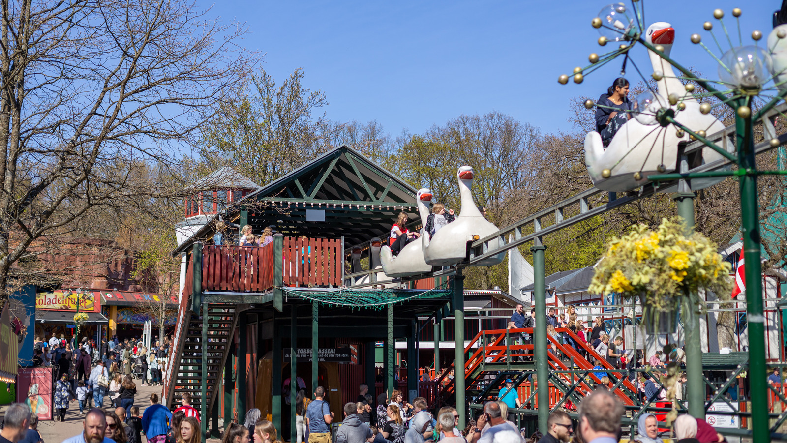 what country has the oldest amusement park in the world