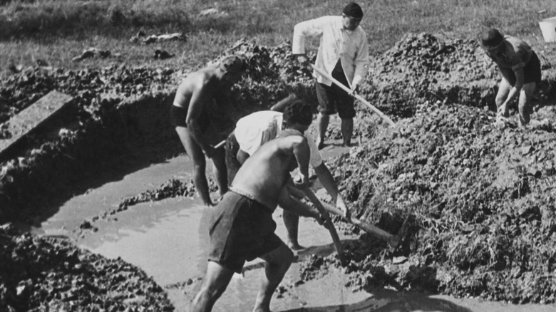 Jewish men carrying out forced labor