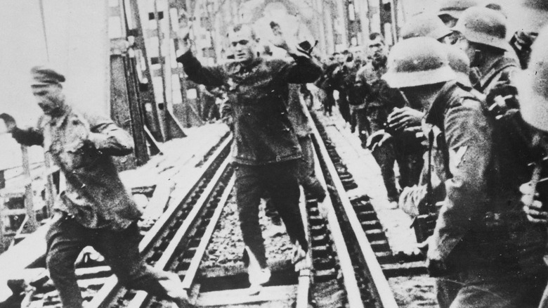 Nazis capture Soviet prisoners of war