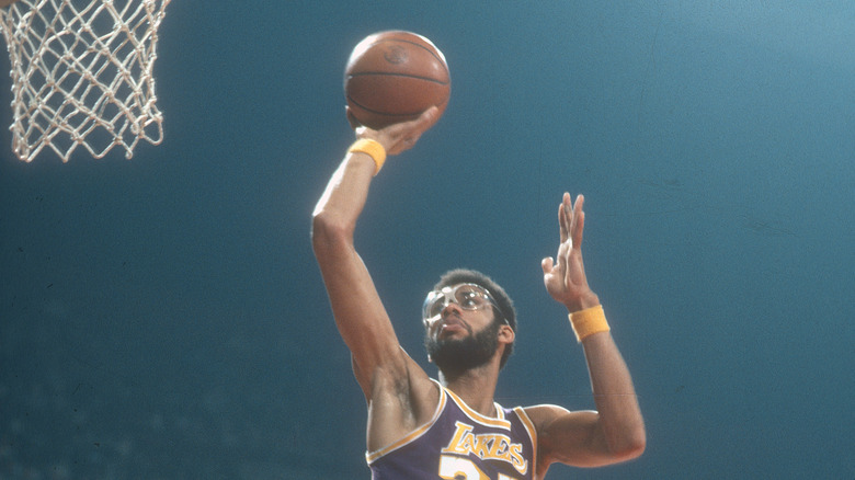 Kareem Abdul-Jabbar shoots for the Lakers