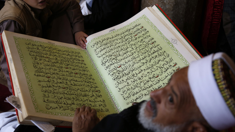 people reading Quran