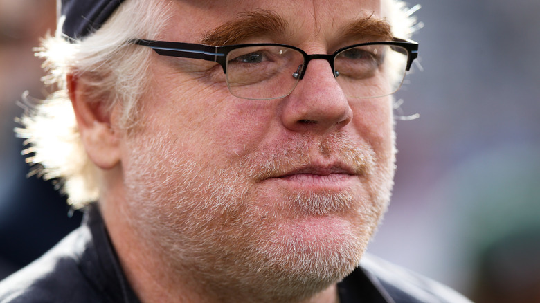 Philip Seymour Hoffman in glasses and baseball cap