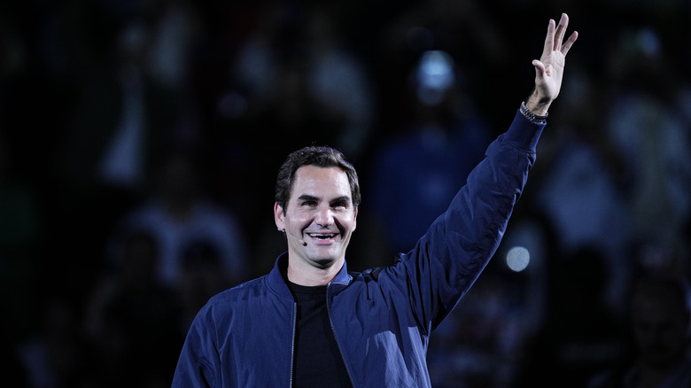 Roger Federer waving