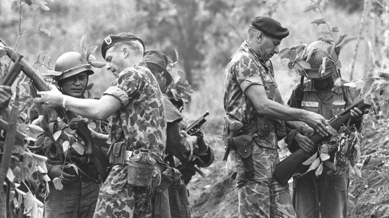 Green Berets training Vietnamese soldiers