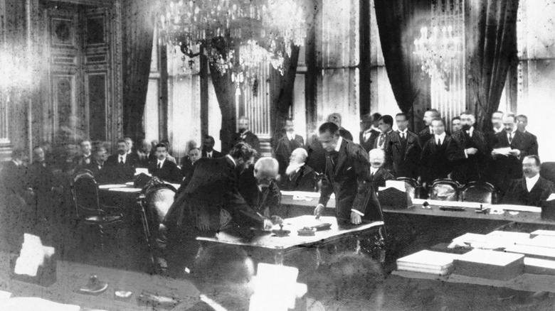 Government officials signing Treaty of Versailles on June 28, 1919