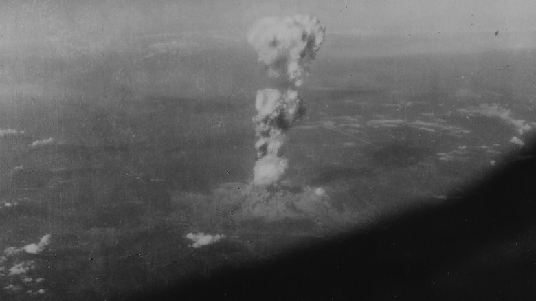 bomb cloud over hiroshima 1945