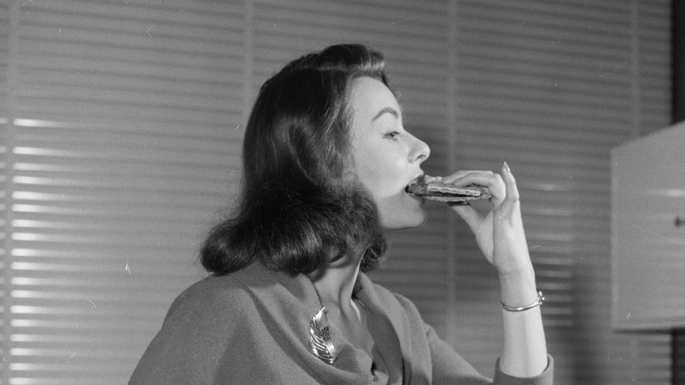 Anne Heywood eating