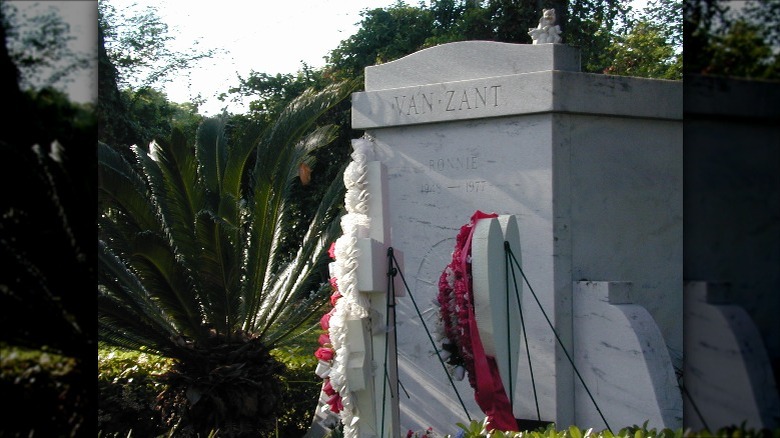 Ronnie Van Zant Mausoleum, Orange Park, Florida - March 2000, before break-in