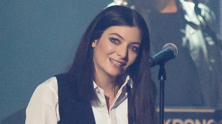 lorde on stage at david bowie tribute concert