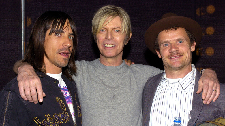 david bowie with arms draped over anthony kiedis and flea