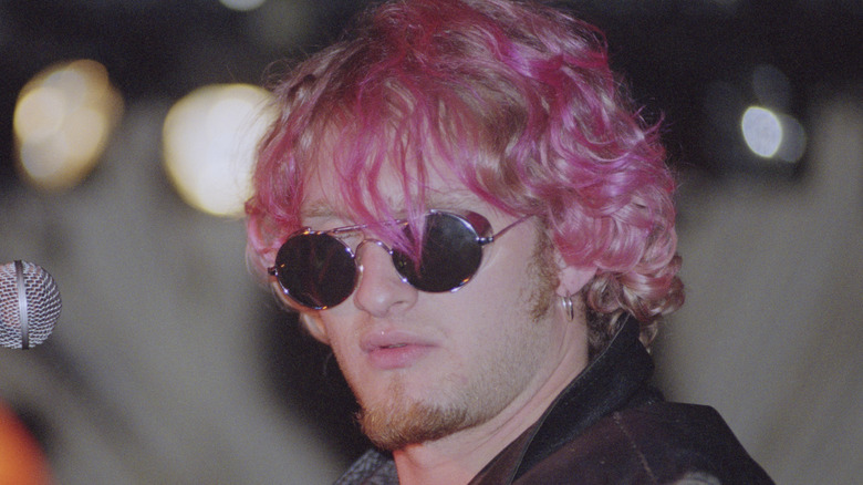 layne staley singing on stage with pink hair