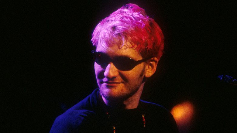 layne staley smirking in sunglasses at mtv unplugged