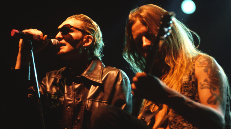 layne staley singing while jerry cantrell plays guitar