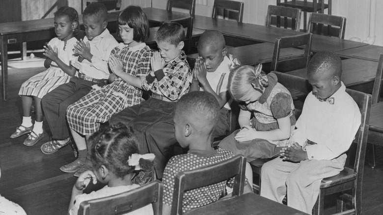 Washington State elementary students pray in class