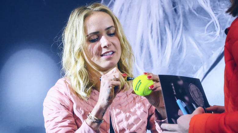 Elina Svitolina signing autograph