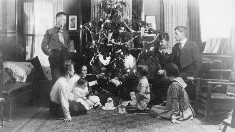 1920s family around the Christmas tree