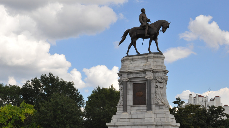 Graffiti on Robert E Lee Statue 