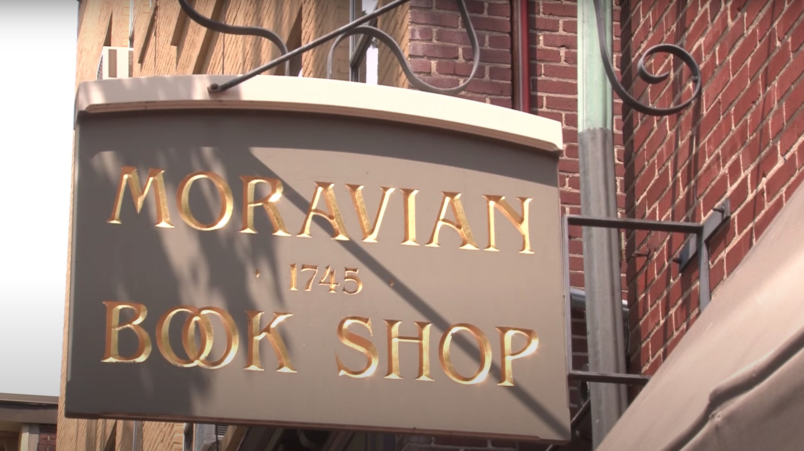 this-is-why-the-oldest-bookstore-in-the-us-is-said-to-be-haunted