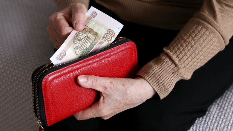 taking rubles from wallet