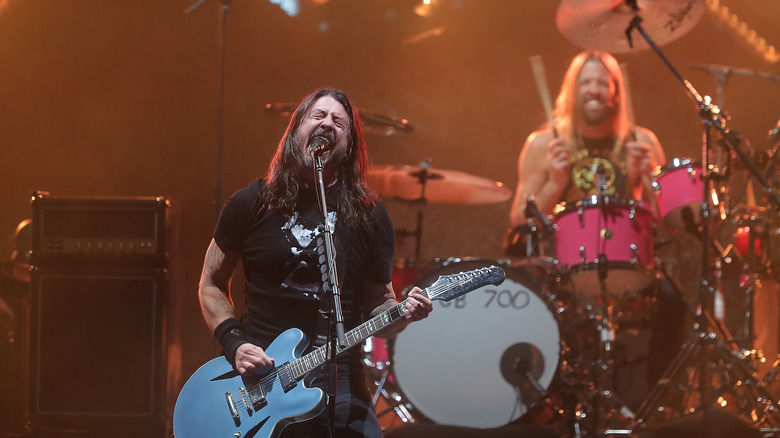 Dave Grohl and Taylor Hawkins performing