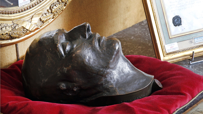 Napoleon bonaparte's death mask on cushion