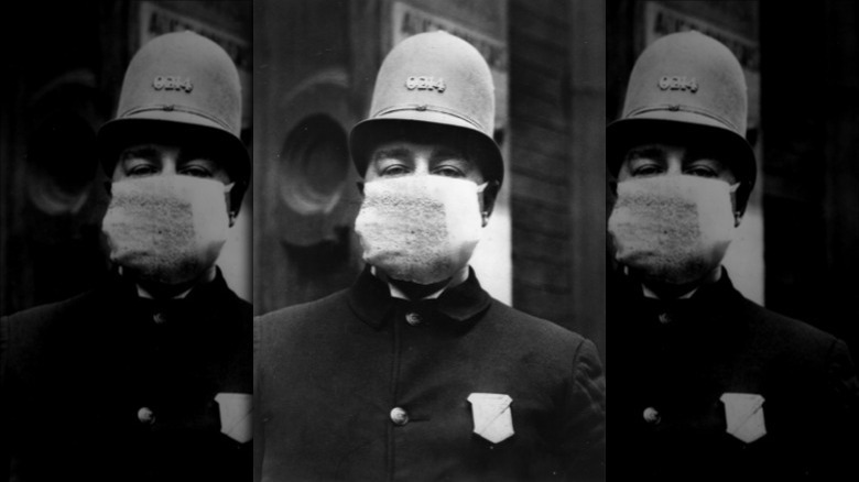 Policeman wearing face mask during 1918 pandemic