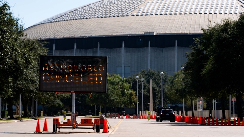 A sign outside the arena saying Astroworld has been canceled 