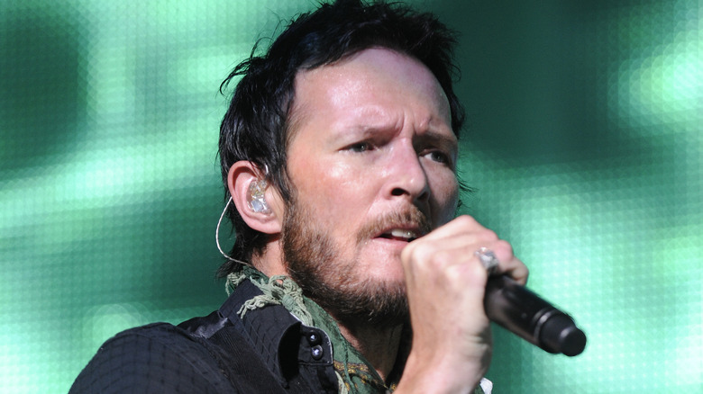 scott weiland squinting while singing in 2009