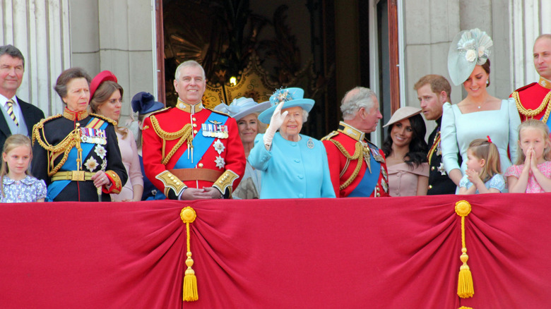 Queen Elizabeth, London 6102018- Prince Charles meghan markle Harry Andrew, William, Kate Beatrice, Eugenie Charlotte Balcony Queen Birthday