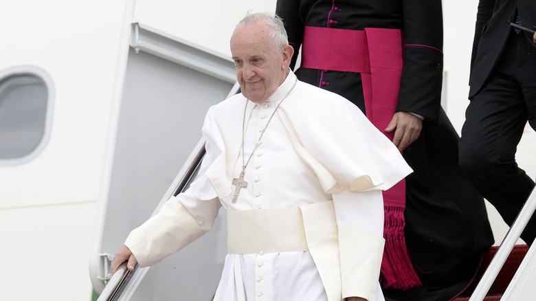 pope francis getting off a plane