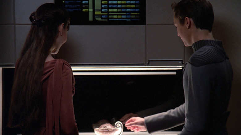 Wesley at a replicator slot